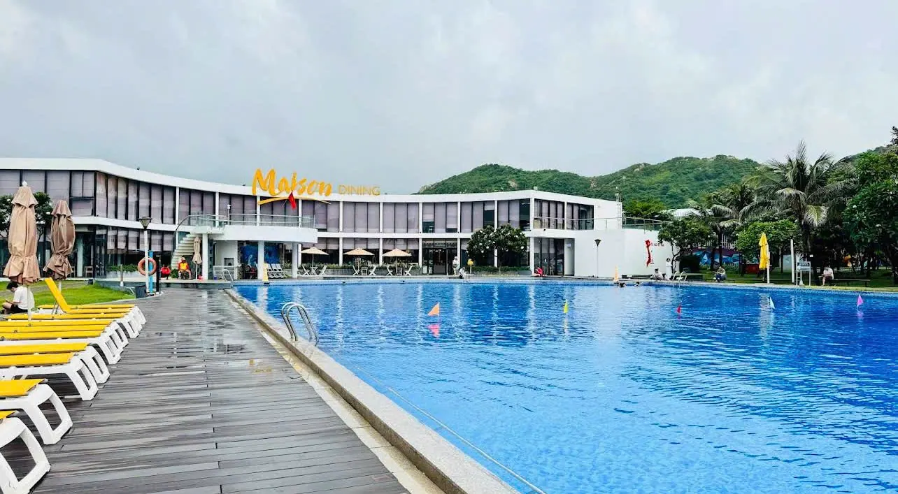 Ảnh tập thể bên bờ biển