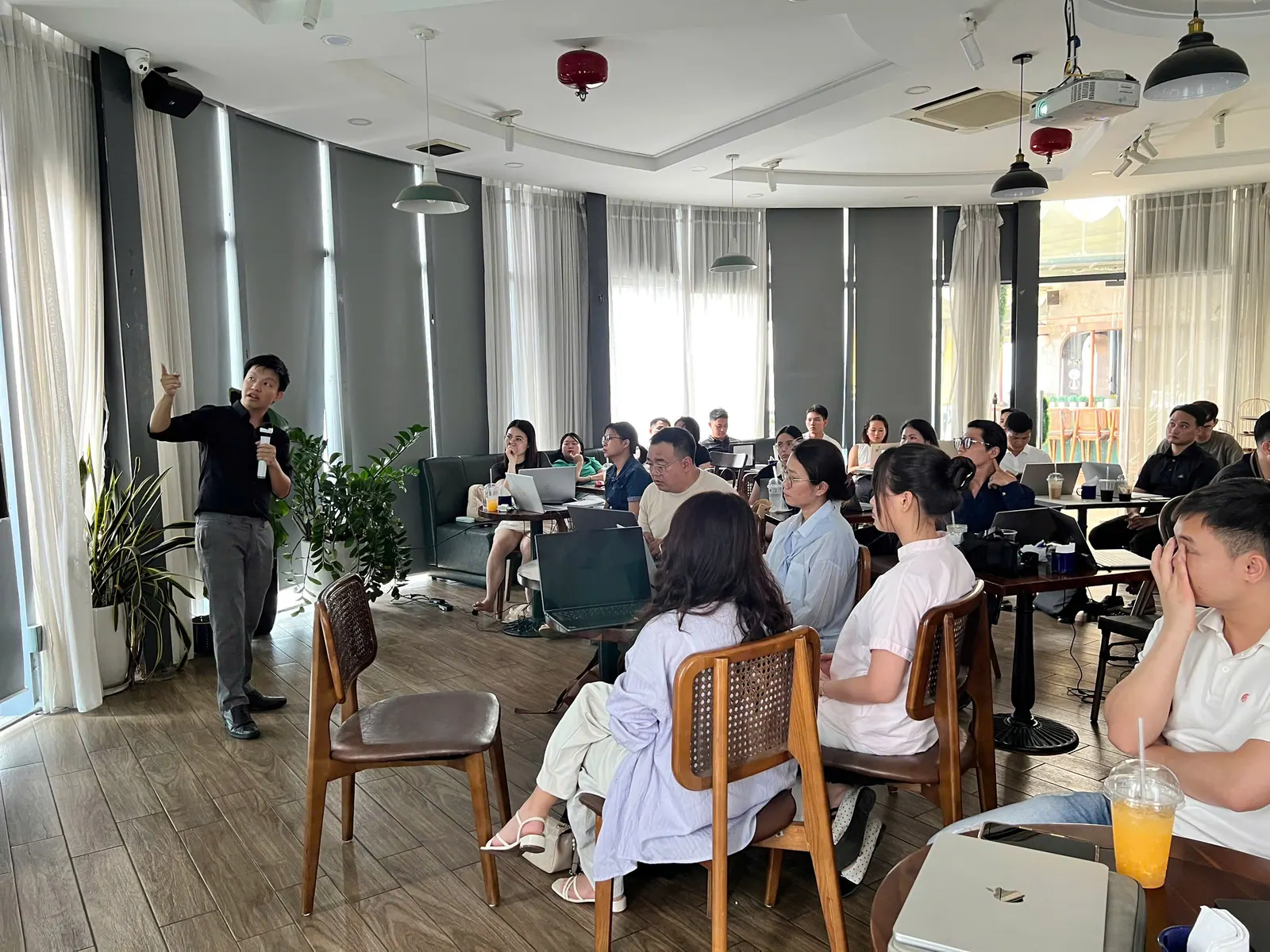 Thảo luận nhóm