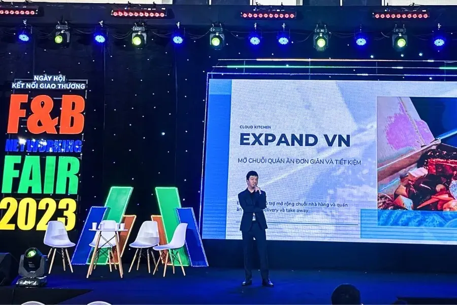 Founder Nguyễn Chí Anh Khoa presenting on stage at the F&B Networking Fair 2023