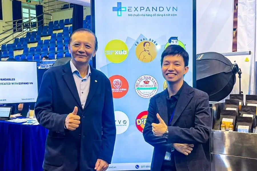 Founder Expand VN cùng đối tác tại gian hàng